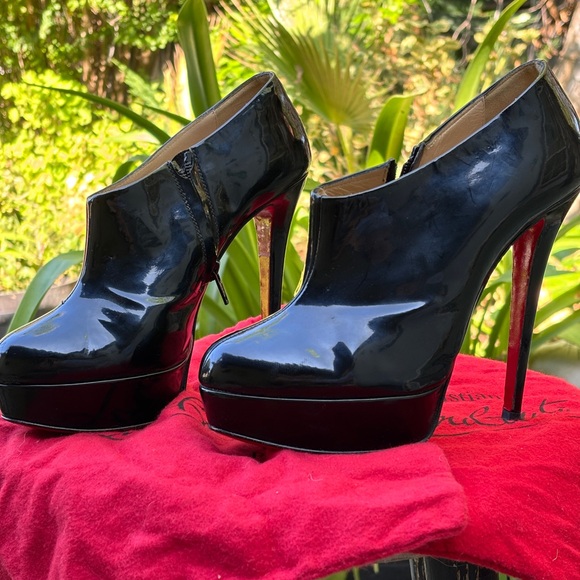 Louboutin 38.5 Moulage black patent leather platform ankle bootie - Picture 1 of 9